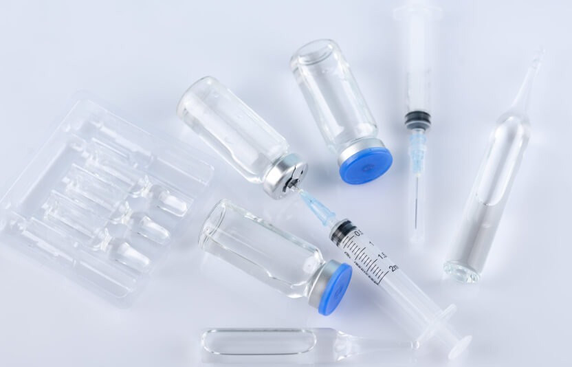 Фото ампулы или шприца на столе